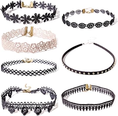 Un ensemble de colliers élégants avec des attaches et des pendentifs noirs