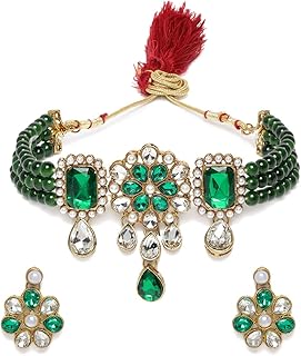 Un ensemble de boucles d'oreilles et un collier court multi-chaînes traditionnel décoré