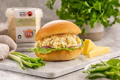 Sandwich prêt à dîner avec fromage cheddar mûr et oignons rouges