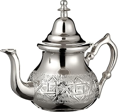 Une théière marocaine en argent idéale pour le thé à la menthe. comprend
