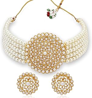 Un luxueux ensemble composé d'un collier ras de cou et de boucles d'oreilles