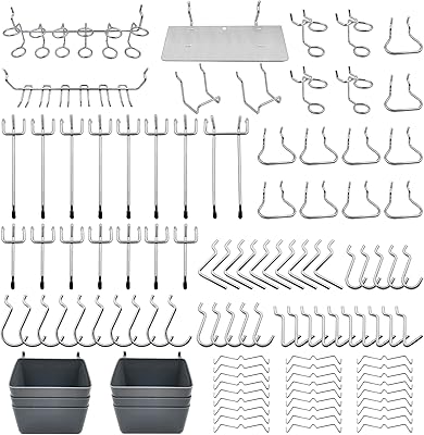 Une collection de crochets avec boîtes en panneaux perforés et pour organiser