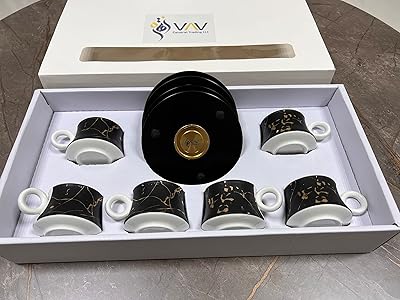 Un ensemble de 12 tasses à café en porcelaine