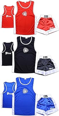 Un ensemble uniforme de boxe pour enfants composé d'un haut et short