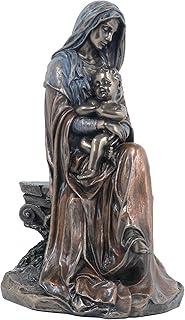 Une statue en bronze représentant mère marie tenant l'enfant jésus sous forme froide
