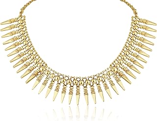 Une chaîne avec un pendentif en forme de pointe avec un ensemble